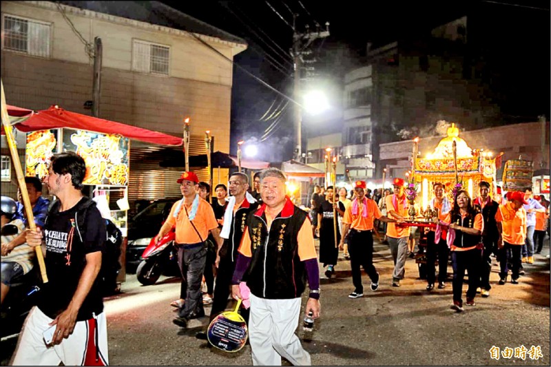 嘉縣布袋過溝建德宮「火燈夜巡」昨晚登場， 一連舉行3天。（記者蔡宗勳攝）