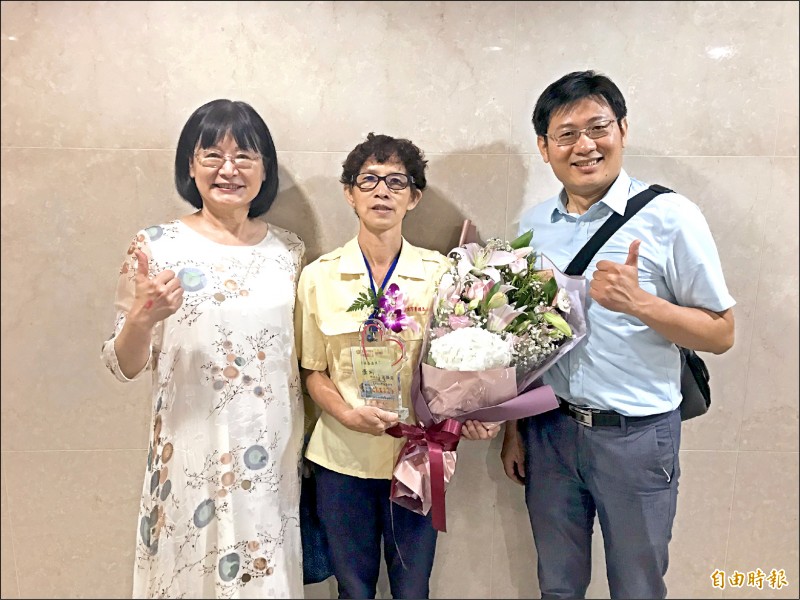志工張群英（中）投入導護18年，她欣喜表示，「每天都有別人家的小孩子向我道早安！」（記者蔡思培攝）