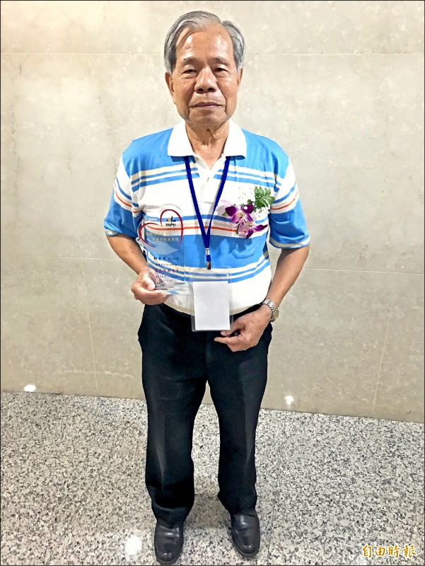 林金成已高齡82歲，每天仍早起守護學童們上學的安全。（記者蔡思培攝）