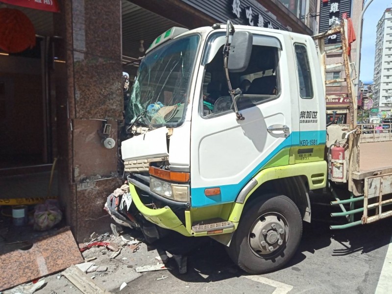 新北市淡水驚傳滿載瓦斯鋼瓶的大貨車撞入騎樓，連掃11輛機車，場面狼藉。（記者吳仁捷翻攝）