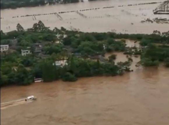 中國近日暴雨成災，四川部分地區情勢嚴峻，官方也坦言是「百年一遇洪水」。（擷取自微博）