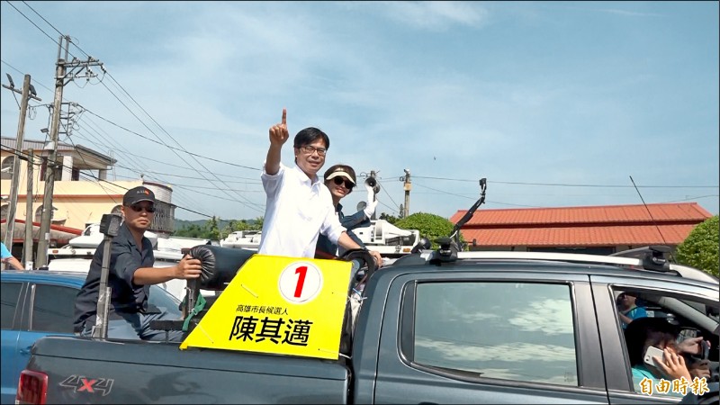 高雄市長補選當選人陳其邁昨天上午前往內門、旗山地區展開車隊謝票。（記者李惠洲攝）