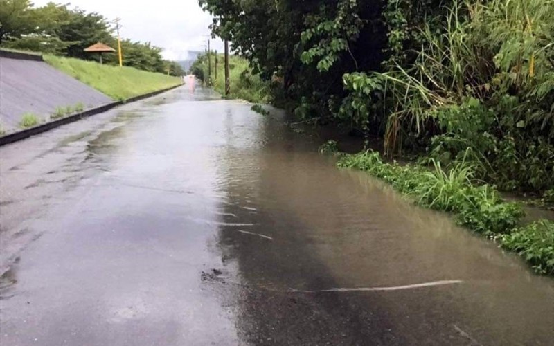 南投縣竹山鎮中崎堤防道路最近下雨後，道路經常嚴重淹水情形。（記者謝介裕翻攝）
