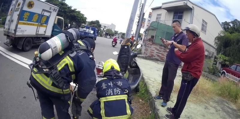 劉男騎機車停等紅燈時，後座突然起火燃燒，警方到場先滅車，並找來消防人員協助。（記者歐素美翻攝）