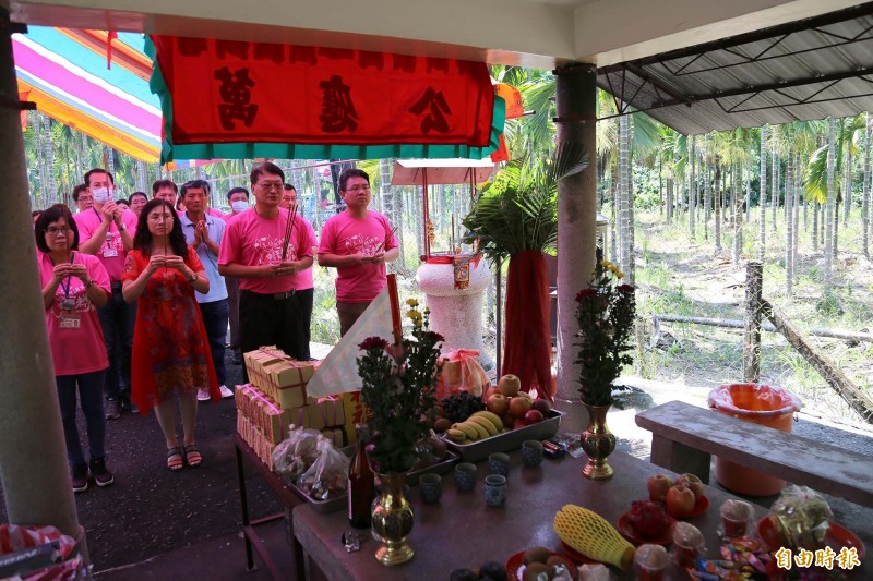 竹田鄉公所團隊前往祭祀。（記者邱芷柔攝）