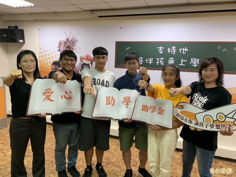 小萱、小智與小綠（右2至右5）在展望會及水里國中老師幫忙下考上理想學校。（記者蔡淑媛攝）