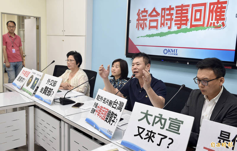 國民黨立法院黨團19日召開「駐索馬利蘭代表處？不是駐索馬利蘭大使館？」記者會，立委鄭正鈐（右起）、總召林為洲、書記長林奕華、溫玉霞出席。（記者羅沛德攝）