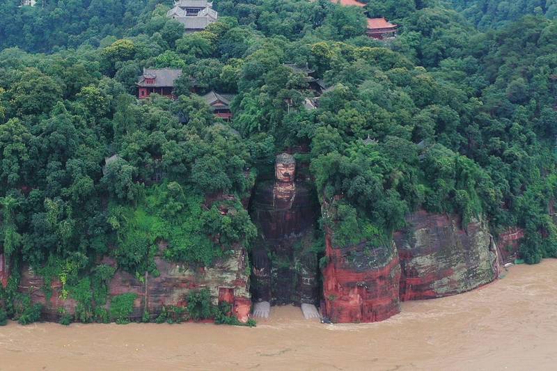 中國四川著名的樂山大佛腳趾遭洪水淹沒。（路透）