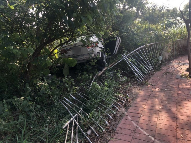 陳姓女子駕駛自小客車不慎衝入對向道路旁邊坡。（記者周敏鴻翻攝）