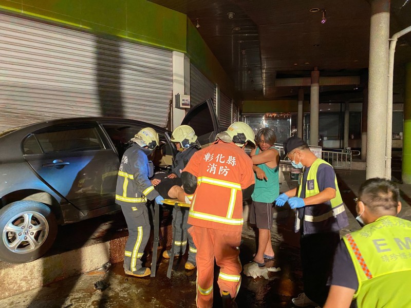 駕駛被救出車外送醫。（記者顏宏駿翻攝）