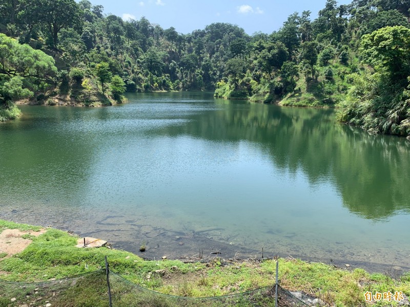 國立基隆高中後方的暖暖「翠湖」（亦稱省中湖），山明水秀，是不少市民的美好回憶。（記者林欣漢攝）