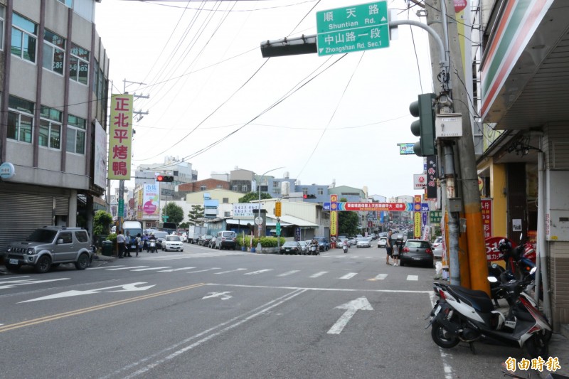 大甲市區主要道路將施工改善路面破損坑洞。（記者張軒哲攝）