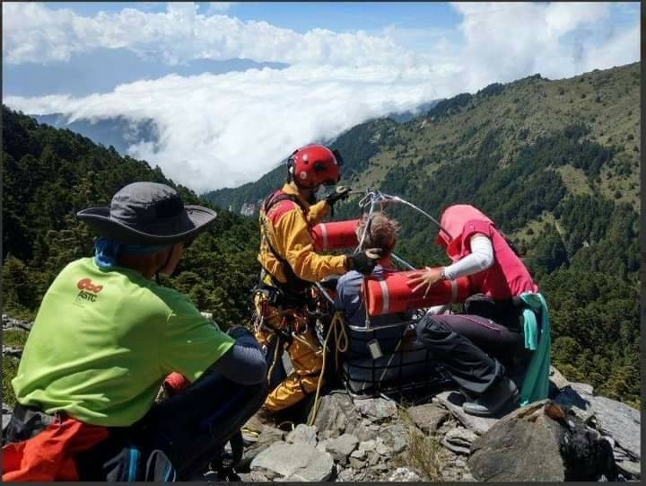 消防員救援登山民眾。（記者張軒哲翻攝）