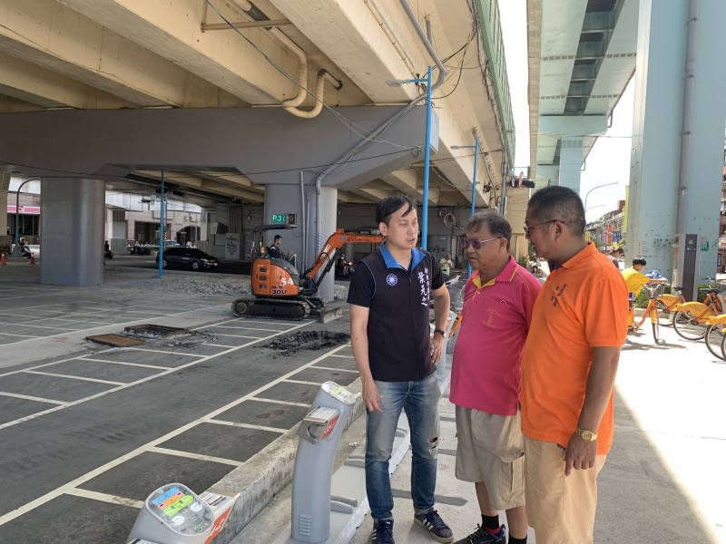 針對大漢橋下停車場施工，造成機車無處停放，新北市議員葉元之（左）舉辦會勘。（記者賴筱桐攝）