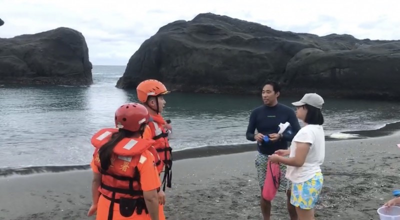 輕度颱風巴威來襲，東縣劃定管制區，海巡人員柔性勸離觀潮及戲水民眾。（記者陳賢義翻攝）