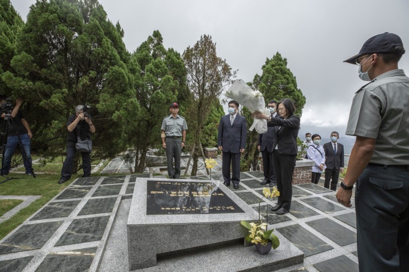 總統蔡英文日前至五指山國軍示範公墓特勳區,向已故前行政院長郝柏村靈前致意。(總統府提供) 總統蔡英文日前至五指山國軍示範公墓特勳區,向已故前行政院長郝柏村靈前致意。(總統府提供)