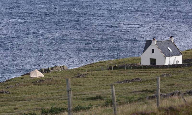 英國首相強森與未婚妻席孟茲前往蘇格蘭海濱小屋渡假，並在屋外草地搭帳篷、升營火，被地主爆料未經同意擅闖私人土地。（圖擷自推特）