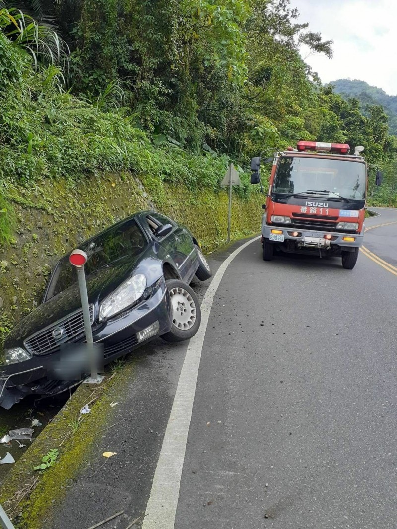 嘉義縣台18線37公里處有轎車卡在山溝。（記者林宜樟翻攝）