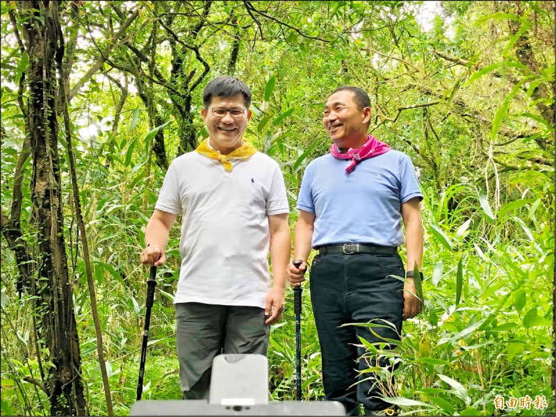 交通部長林佳龍（左）利用週休二日，昨在新北市長侯友宜陪同下走淡蘭古道北段。（記者俞肇福攝）