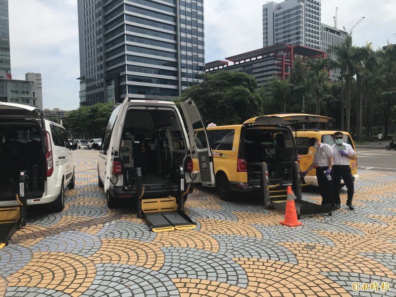 通用計程車與復康巴士一樣擁有升降設備，方便身障者下車。（記者蔡思培攝）