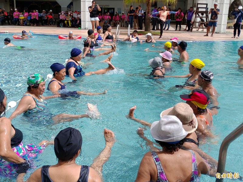 千歲水上芭蕾尬舞屏東偏鄉原住民長輩游出健康 屏東縣 自由時報電子報