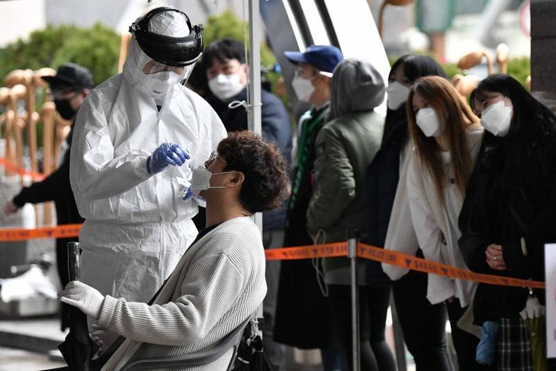 南韓1名曾參加光化門集會的武漢肺炎（新型冠狀病毒病，COVID-19）確診患者一度下落不明。韓國採檢示意圖。（法新社）