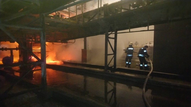台中港化工廠凌晨鍋爐破裂火警。（記者張軒哲翻攝）