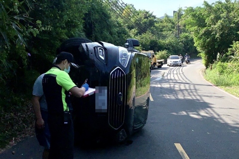 林男駕駛的車輛側翻在馬路上。（記者吳昇儒翻攝）