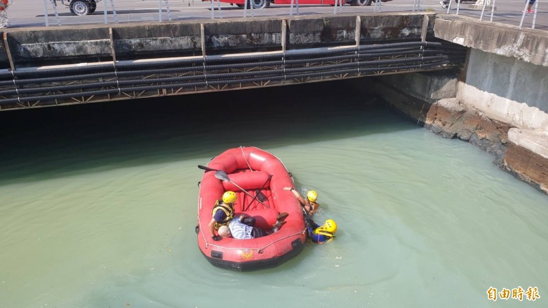 基隆市消防局派出小艇將男子救起。（記者吳昇儒攝）