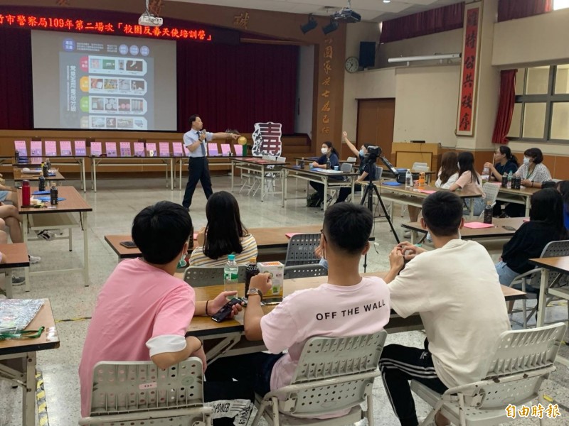 新竹市警察局少年隊舉辦「校園反毒天使培訓營」,透過設置擬真毒品教具及活潑有趣的反毒桌遊課程,使少年學子了解毒品的危害。(記者蔡彰盛攝) 新竹市警察局少年隊舉辦「校園反毒天使培訓營」,透過設置擬真毒品教具及活潑有趣的反毒桌遊課程,使少年學子了解毒品的危害。(記者蔡彰盛攝)