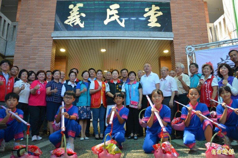 花蓮縣客家義民祭今開鑼，高掛義民令旗，象徵客家先民犧牲奉獻的精神，客家孩童還遵循古禮「挑擔奉飯」，向義民爺行三獻吉禮祈福，盼能延續「好客文化」。（記者王峻祺攝）