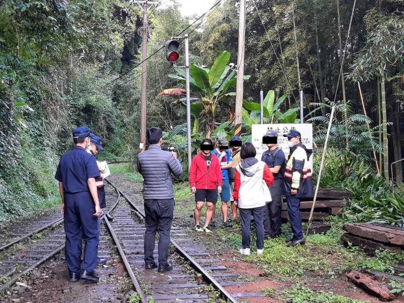 林鐵及文資處與警方發現4名遊客違規行走鐵路。（記者蔡宗勳翻攝）