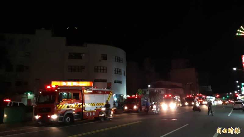 部立台東醫院晚間傳出警報器聲響，消防局派出多輛消防車到場搜索戒備。（記者黃明堂攝）