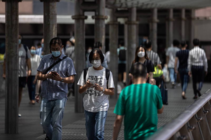 香港近日疫情趨緩，港府宣布將放寬防疫措施。圖為香港民眾戴口罩防疫。（歐新社）