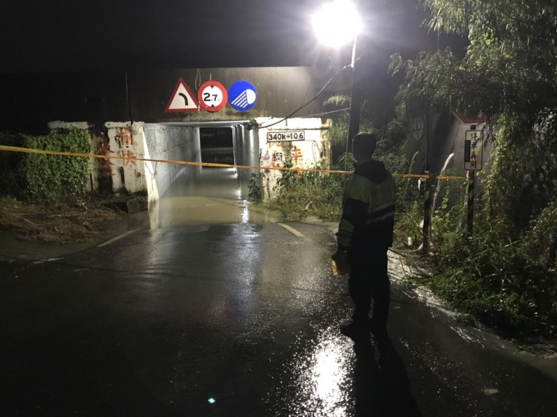 北高雄岡山、路竹地區今天凌晨雷雨交加，路竹區太平路262巷涵洞積水，警方拉起封鎖線禁止通行。（記者蘇福男翻攝）