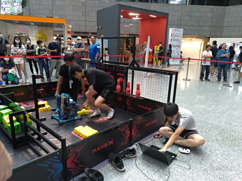 世界機器人台灣積分賽首場22、23日在高雄舉行，板橋高中兩隊8名學生，分別獲得亞軍和季軍。（板橋高中提供）