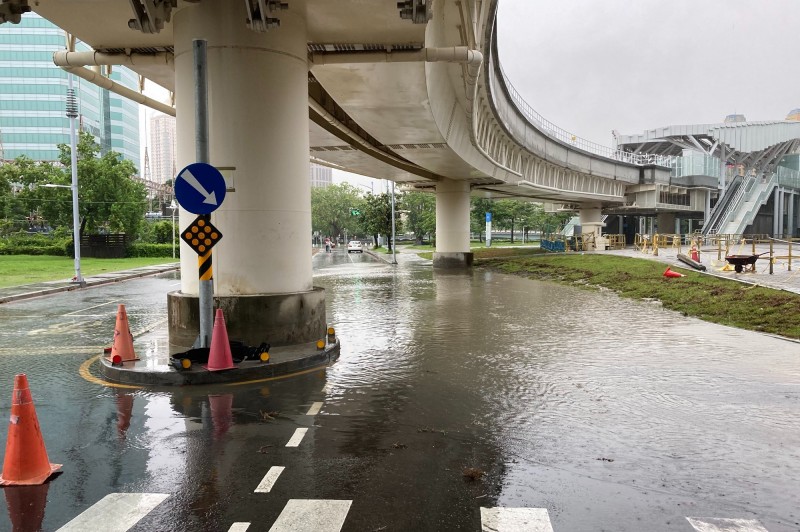 豪雨下午持續狂炸高雄，海洋音樂中心前路段積水封閉50米。（民眾提供）