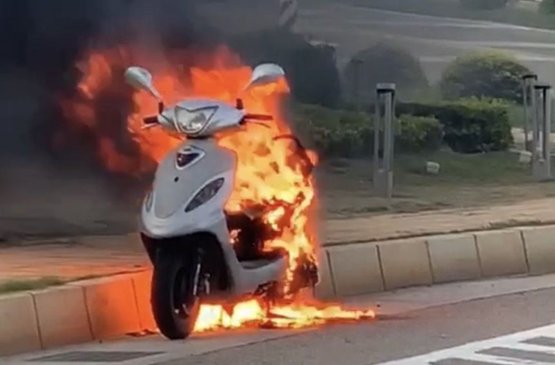 金門一名女子騎的機車於行經機場前圓環忽然起火。（民眾提供）