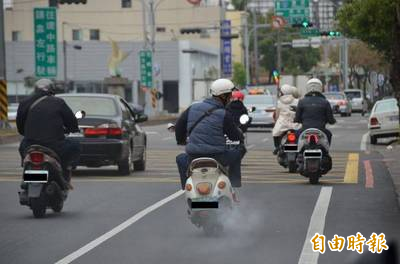 環保署為改善空氣污染，推出大型柴油車及機車汰舊換新補助，不料民眾申請汰舊換新補助過於踴躍，已超出原先預算。示意圖。（資料照）