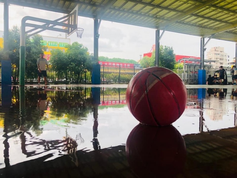 整個風雨球場淹水嚴重，根本無法使用。（圖由李世斌提供）