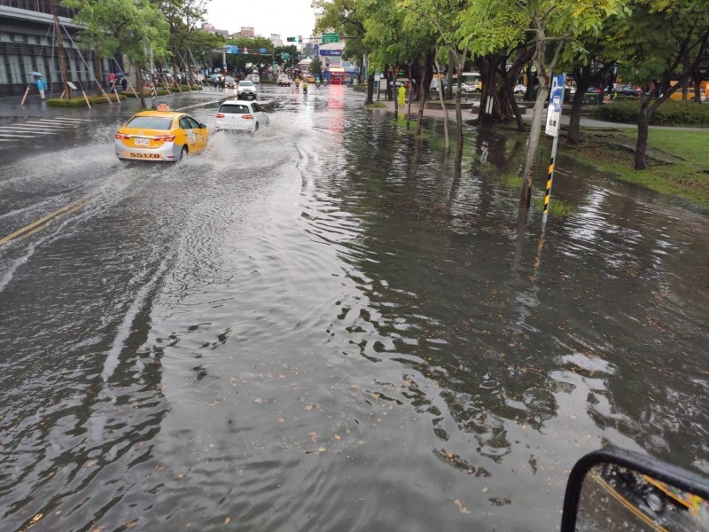 士林區中山北路與福林路交叉口有積水情形。（台北市政府提供）