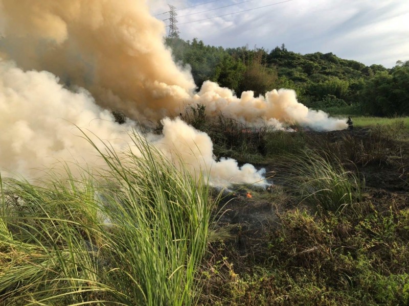 苗栗縣西湖鄉濃煙直竄天際，原來又是露天燃燒。（記者蔡政珉翻攝）