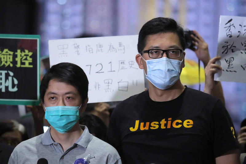 香港立法會議員林卓廷（右）、許智峯（左）等16人在昨凌晨遭港警逮捕，其中有10人分別被指控涉及暴動罪、妨礙司法公正、非法集結等罪嫌；香港西九龍裁判法院在今天審理後，全部10名被告皆獲准保釋。（美聯社）