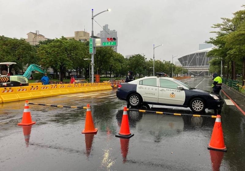 高雄近兩日飽受大雨侵襲，目前雨勢已稍緩，圖為今天部分路段因雨交管的畫面。（記者黃良傑翻攝）