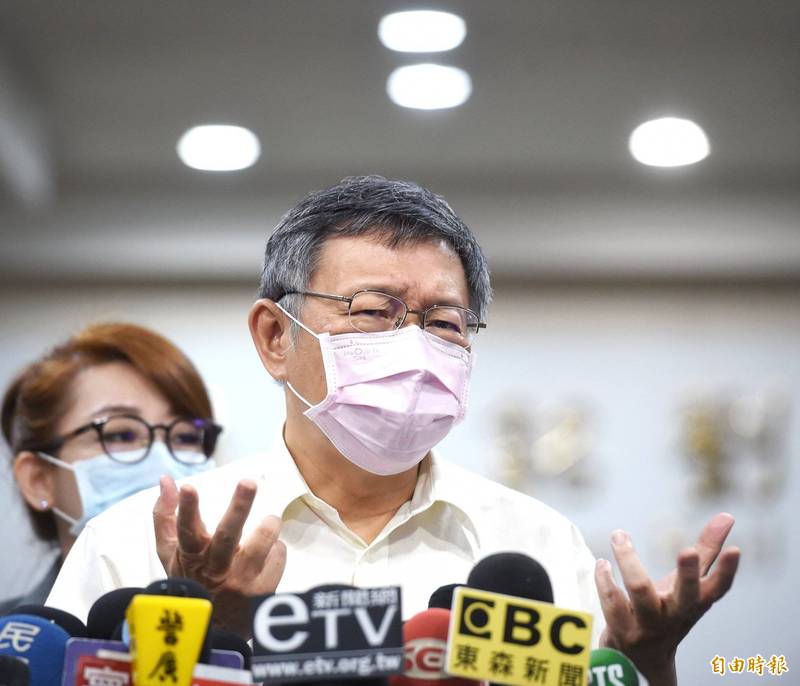 台北市政府27日舉行交通會報，會前市長柯文哲接受媒體採訪。（記者方賓照攝）