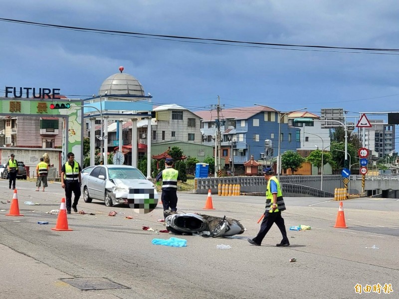 64歲女騎士車禍後當場失去呼吸心跳，送醫搶救仍不治。（記者蔡政珉攝）