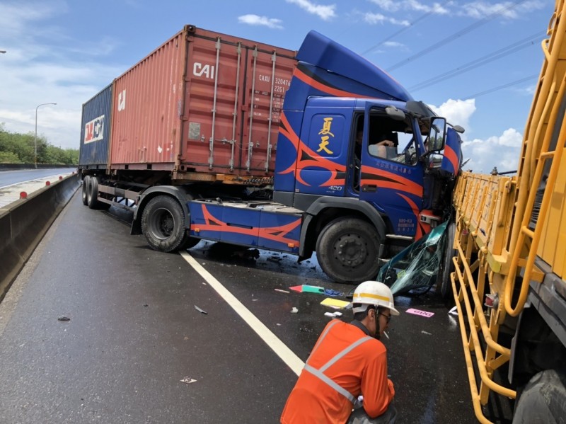 省道台61線線西路段驚傳貨櫃車撞工程車，司機夾駕駛座搶救送醫。（記者湯世名翻攝）