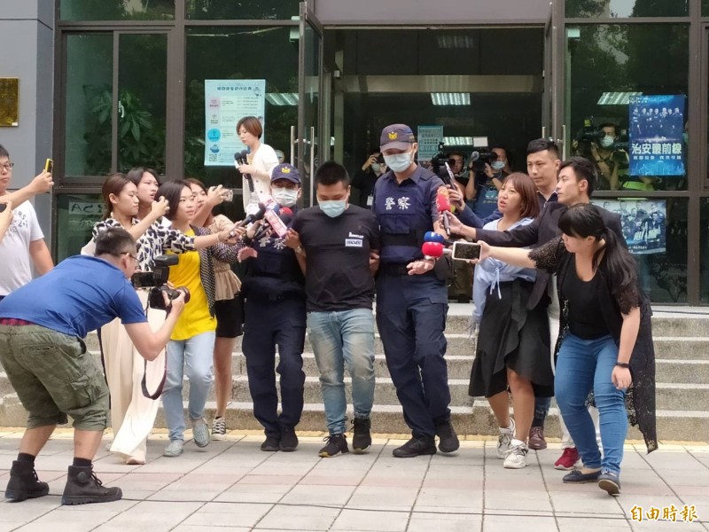 專案小組押解劉姓嫌犯。（記者吳仁捷攝）