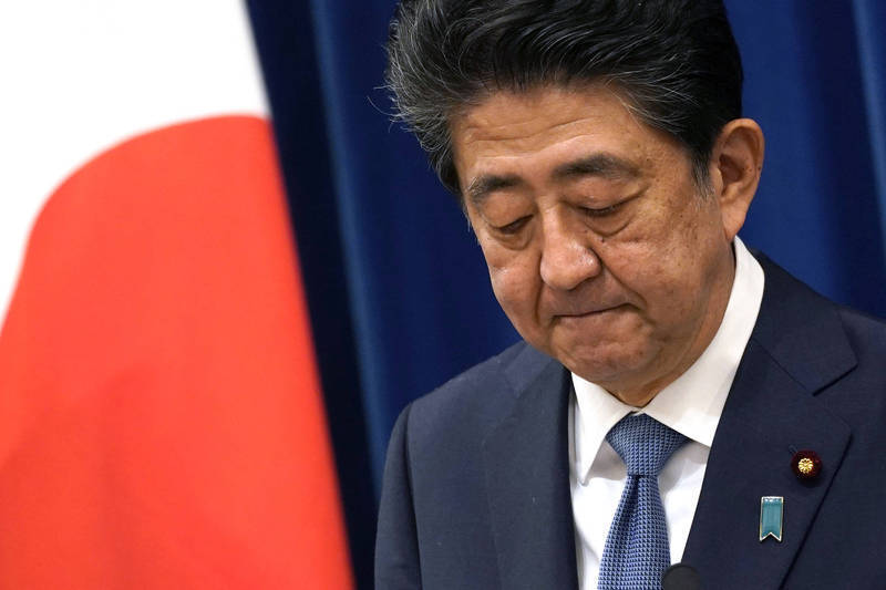 日本首相安倍晉三（見圖）在傍晚召開的記者會中宣布即將辭職，原因為潰瘍性大腸炎的舊疾復發，評估自己目前沒有萬全的體力可以承擔首相的職務。（彭博）