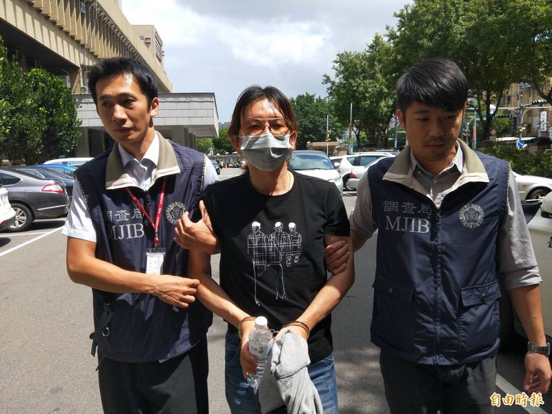 高雄地院今依違反銀行法等罪判周瑞慶（中）17年徒刑、罰9億，其不法所得41億元應先發還給被害人。（資料照）